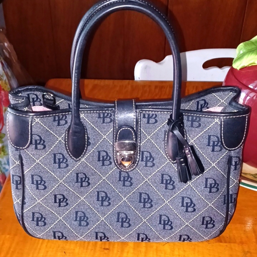 Dooney & Bourke Satchel monogram print.